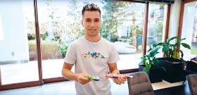 Dziś poczucie uczestnictwa w czymś wyjątkowym zaspokaja Friz. Jest jak syn bogatych sąsiadów, u którego wszystkie dzieciaki chcą przenocować.