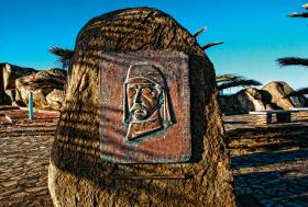 Pomnik Adolfa Luderitza, pierwszego niemieckiego kolonizatora w Afryce, stojący na Wyspie Rekina, gdzie był obóz koncentracyjny dla Herero.