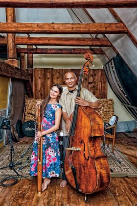 Kamila i jej mąż Ranjit, Hindus urodzony w USA, właściciel studia nagrań Saraswati – kawałek berlińskiego Kreuzbergu na podsudeckiej wsi.