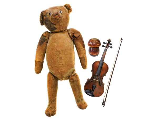 Pluszowy miś Reni Jackowskiej deportowany pod Irkuck. Skrzypce Józefa Jąkały, które miały opłacić powrót rodziny z Syberii. Grzybek do cerowania, który na zesłaniu był jedyną zabawką Zofii Dąbrowskiej.