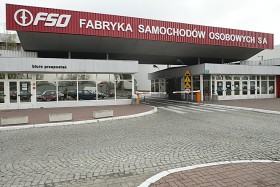 Główna brama fabryki na Żeraniu. Do dziś wyjeżdżały z niej chevrolety – przede wszystkim modele aveo, które zastąpiły popularne lanosy.