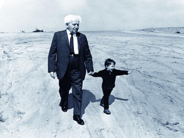 Pierwszy premier Izraela David Ben Gurion z wnuczkiem Urim