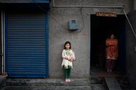 Vishu Yadab, 6 lat, 2 braci i 2 siostry. Kupiony na targu MIŚ to prezent od mamy. Lubi się nim bawić i z nim zasypiać. Po szkole pomaga w domu. Po odrobieniu lekcji gra w gry, rysuje, tańczy. Chce być lekarzem, marzy też o karierze piosenkarki. New Delhi