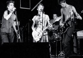 Koncert SS-20 (pierwotna nazwa Dezertera) w warszawskim klubie Remont, 1982 r. Od lewej: Dariusz „Skandal” Hajn, Robert Matera, Krzysztof Grabowski, Dariusz Stepnowski.