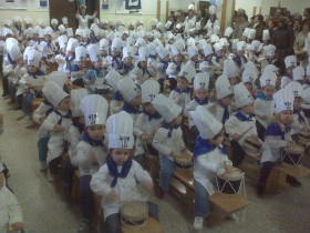 W czasie święta hałasu uczniowie szkół przebierają się za kucharzy lub żołnierzy i dołączają do uroczystego pochodu.