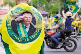 Bolsonaro i jego koalicjanci będą sabotować nowy rząd. Mają przecież większość w kongresie. Na fot. zwolennik ustępującego prezydenta Jaira Bolsonaro.