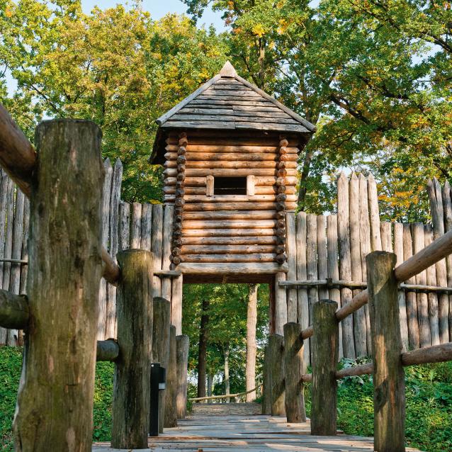 Skansen archeo- logiczny Karpacka Troja w Trzcinicy koło Jasła.