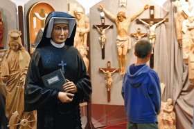 Prezentacja krzyży na Targach Liturgicznych w Kielcach.