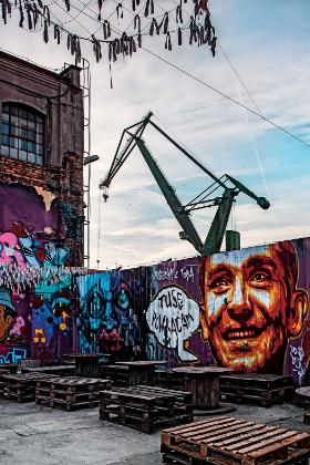 Graffiti na patio przy klubie Protokultura.