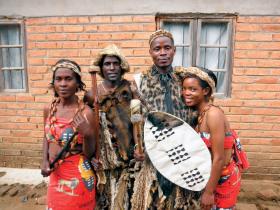 Zespół Kukaya śpiewa w różnych dialektach północnego Malawi.
