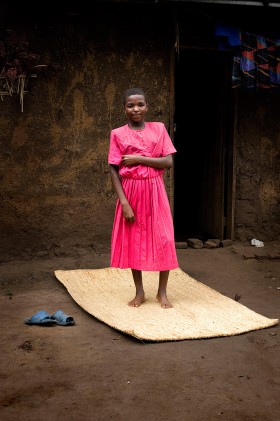 Renata Niranze, 14 lat. Ojca zabili na polu podczas wojny. Mieszka z mamą i 4 rodzeństwa. MATĘ zrobiła dla niej mama. Jest dla niej ważna - na niej śpi. Marzy o prawdziwym materacu. W przyszłości chce być siostrą, by służyć Panu Bogu. Rutshuru, DR Kongo