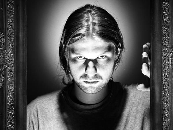 Aphex Twin to najgłośniejszy przedstawiciel pokolenia, które w sypialniach, za pomocą prostych urządzeń tworzyło muzykę na miarę tej z profesjonalnych studiów