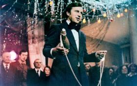 Jerzy Stuhr w wybitnej roli konferansjera Lutka Danielaka w „Wodzireju” Feliksa Falka z 1978 r.