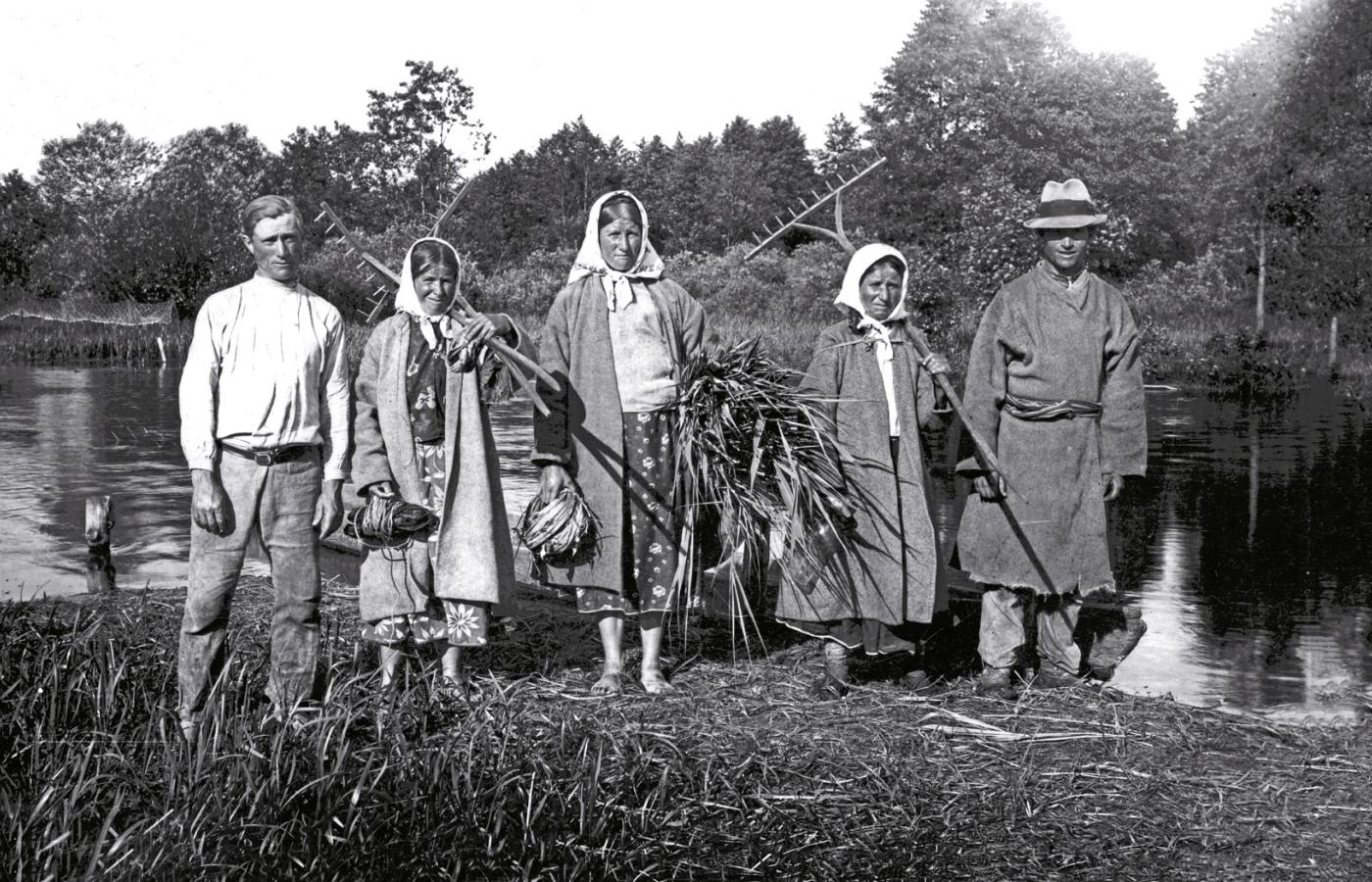 Mieszkańcy wsi Buczyn koło Kamienia Koszyrskiego, lata 30.