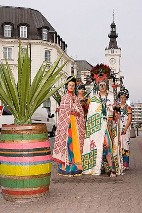 Barwny korowód rodem z królewskiego dworu Majów.