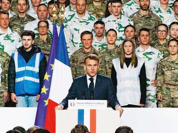 Francja wraca do zasadniczej służby wojskowej.