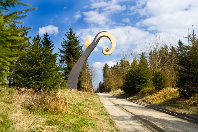 Wald Skupturen Weg, rzeźba „Pastorał” na trasie z instalacjami artystów
