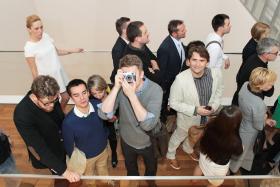 Dla naszych gości Muzeum Historii Żydów Polskich przygotowało niespodziankę – spacer po pięknych wnętrzach Muzeum. Goście starali się utrwalić każdy ciekawy szczegół architektury.