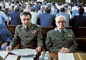 Gen. Czesław Kiszczak, szef MSW, obok marszałka Roli-Żymierskiego, Warszawa 1981 r.