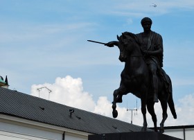 W tym momencie wśród tłumu zapanowało poruszenie. Oto zobaczyli coś na kształt krzyża, unoszącego się nad głową Poniatowskiego na koniu. (Tylko ateiści i zwolennicy Komorowskiego w tym 'zjawisku nadprzyrodzonym' dopatrywali się 'zwykłego' helikoptera...)