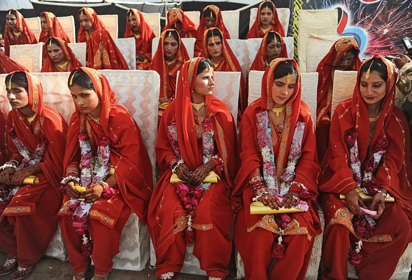 Ubożsi mogą zdecydować się tani obrzęd zbiorowy. Ślub na 22 par w Karaczi.