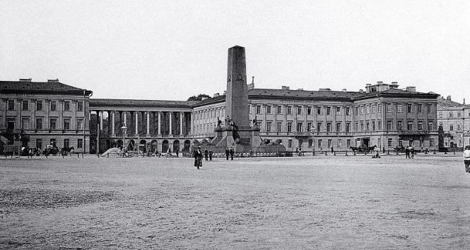 Obelisk upamiętniający polskich oficerów, którzy zachowali lojalność wobec cara w czasie powstania listopadowego, postawiony w 1841 r. przed Pałacem Saskim w Warszawie; fot. sprzed 1891 r.