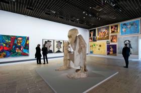 Ekspozycja w paryskim Grand Palais (w centrum) Thomas Houseago, „Dziewczyna” (Baby), 2009-2010 r.