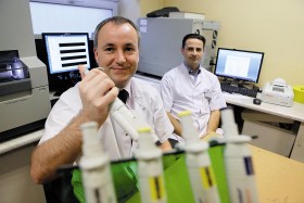 Szef łodzkiego laboratorium prof. Wojciech Młynarski (z lewej) z kierownikiem Pracowni Imunnopatologii i Genetyki dr Maciejem Borowcem.