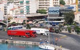 Polski kierowca nie zdążył na prom w greckim Patras.