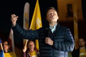 Szymon Hołownia zdążył już ujawnić polityczne talenty, ale kowalem własnego politycznego losu na razie ciągle jeszcze nie jest.