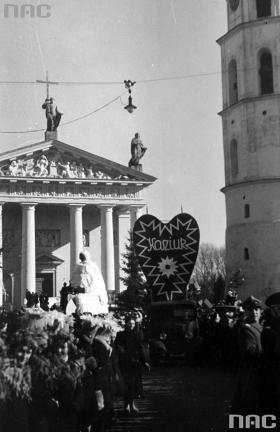 W końcu i mali, i duzi muszą zimę pożegnać. Np. podczas regionalnych „Kaziuków”. Figura zimy niesiona w pochodzie w kierunku placu Łukiskiego podczas obchodów przesilenia zimy z wiosną. Wilno, 1937r.