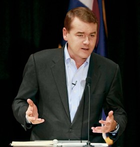 W Colorado demokratyczny senator Michael Bennet ma za przeciwnika republikańskiego prokuratora okręgowego Kena Bucka.