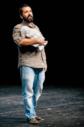 Árpád Schilling (rocznik 1974), reżyser, założyciel grupy Krétakör, jeden z reformatorów węgierskiego teatru.