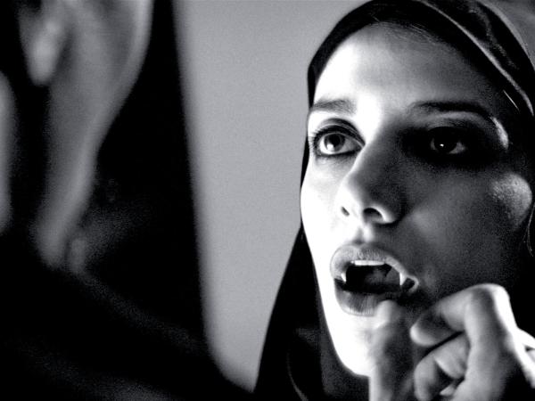 Sheila Vand jako tytułowa dziewczyna