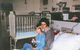 Mała Agnieszka Gołębiewska z mamą w szpitalu w Utrechcie.