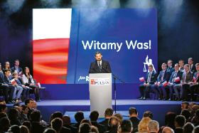 Krzysztof Sobolewski przy mównicy. Nie przepada za publicznymi wystąpieniami, choć przeszedł szkolenia medialne.