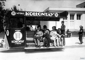 Higiena - to słowo zdobyło popularność w XX wieku. Zdrowie=higiena=czystość. Reklama mydła 'Kołłontay' na Powszechnej Wystawie Krajowej w Poznaniu, 1929r.