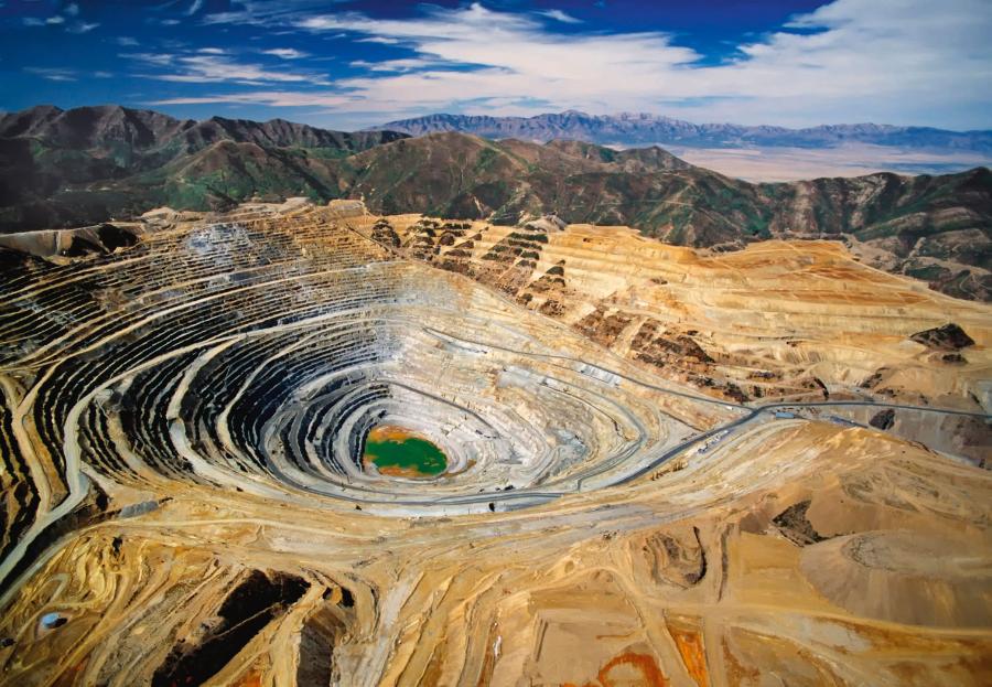 Bingham Canyon Mine – największa odkrywkowa kopalnia miedzi (stan Utah, USA).
