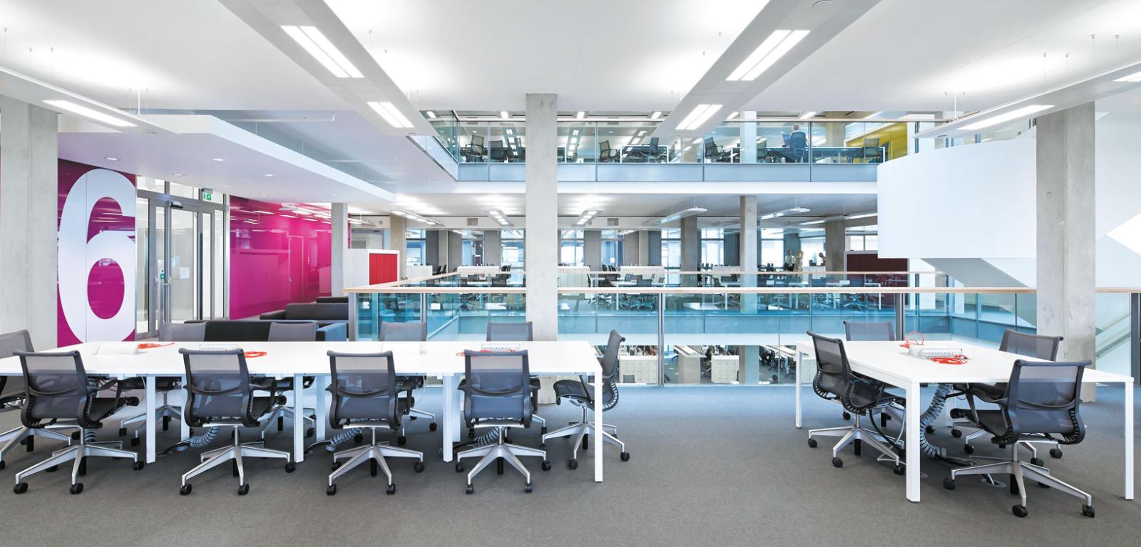 Biuro otwarte w Londynie w typowym nowoczesnym stylu – z ostrym światłem, brakiem prywatności i stłoczeniem stanowisk – wszystkimi cechami nielubianymi przez pracowników.
