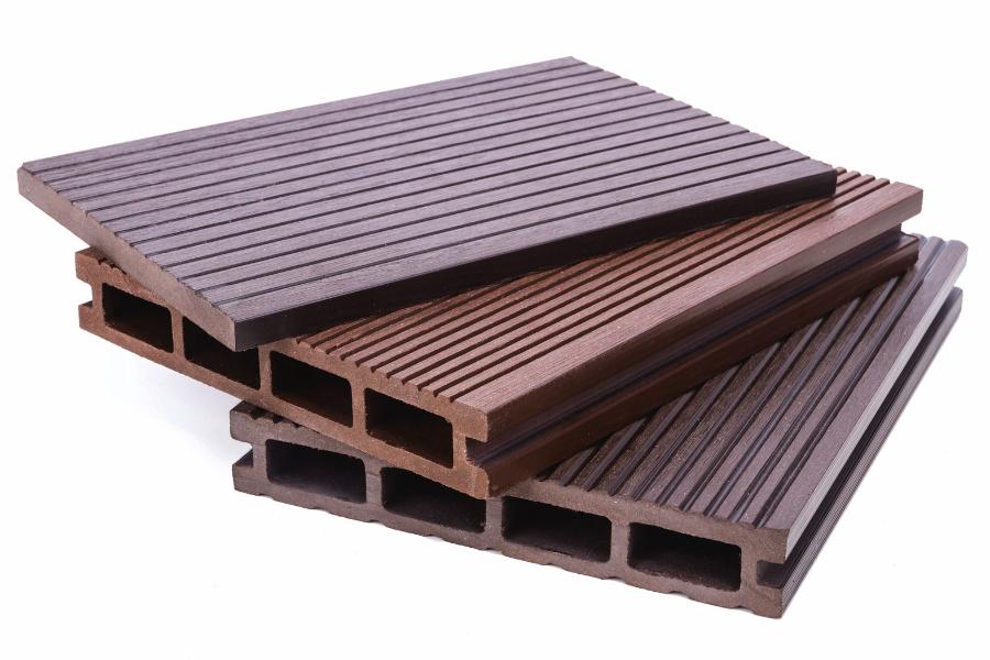 Nowoczesny kompozyt WPC (Wood Plastic Composite) do budowy tarasów zawiera dodatek w postaci mączki drzewnej.