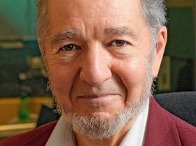 Jared Diamond, jest autorem „Strzelb, zarazków, maszyn”, „Trzeciego szympansa” i „Upadku”. Jego najnowsza książka to „Upheaval”.