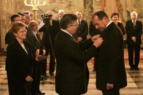 Wśród odznaczonych w 2011 roku na Wawelu przez prezydenta Bronisława Komorowskiego ludzi kultury był  Zdzisław Pietrasik, który otrzymał wówczas Krzyż Kawalerski Orderu Odrodzenia Polski.