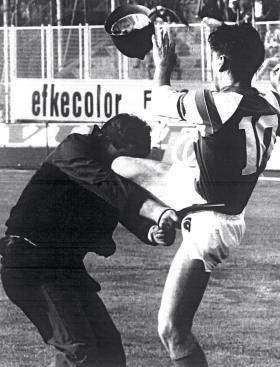 Piłkarz jugosłowiańskiego Dinama atakuje policjanta, który bił chorwackiego kibica podczas słynnego meczu z Crveną Zvezdą w Zagrzebiu, w maju 1990 r. Tam symbolicznie zaczęła się bałkańska wojna.