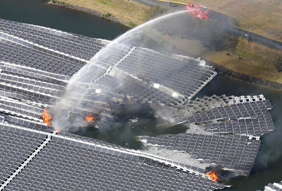 Pożar ­unoszącej się na ­wodzie elektrowni w Ichihara w Japonii po przejściu tajfunu Faxai we wrześniu 2019 r.