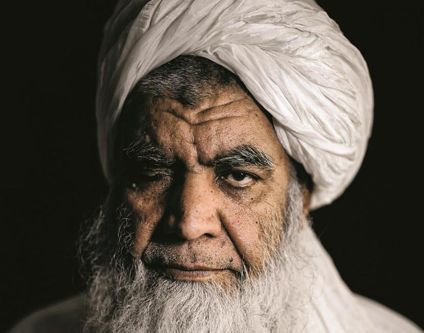 Doświadczenia mu nie brakuje. Na wojnie z Sowietami stracił oko i nogę. Kilka lat siedział w więzieniu w Pakistanie.