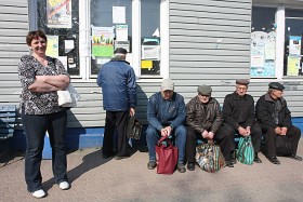 Przystanek PKS. Anna Skibicka jedzie regulować stan prawny swojego gospodarstwa.