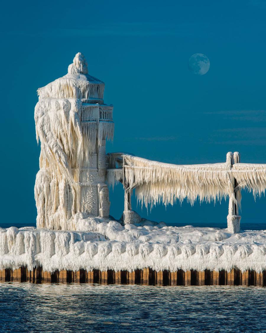 Wilgotne powietrze sprawia, że latarnia morska w St. Joseph nad jeziorem Michigan w USA często zmienia się zimą w wielką lodową rzeźbę.