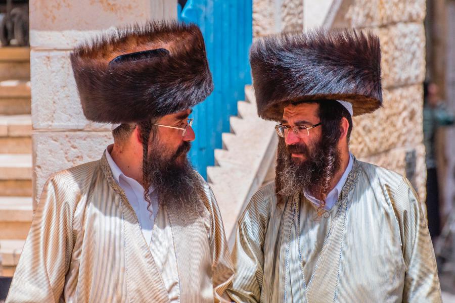 Ortodoksyjni żydzi w Jerozolimie w futrzanych sztrajmłach.