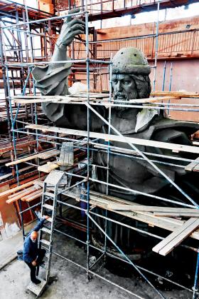 Model pomnika Włodzimierza Wielkiego, który 4 listopada zostanie odsłonięty w Moskwie. Przy drabinie twórca dzieła, rzeźbiarz Saławat Szczerbakow.