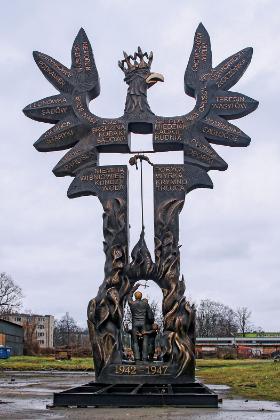 Pomnik wyruszył z Ameryki przed trzema laty jako podarunek Stowarzyszenia Weteranów Armii Polskiej w Ameryce.